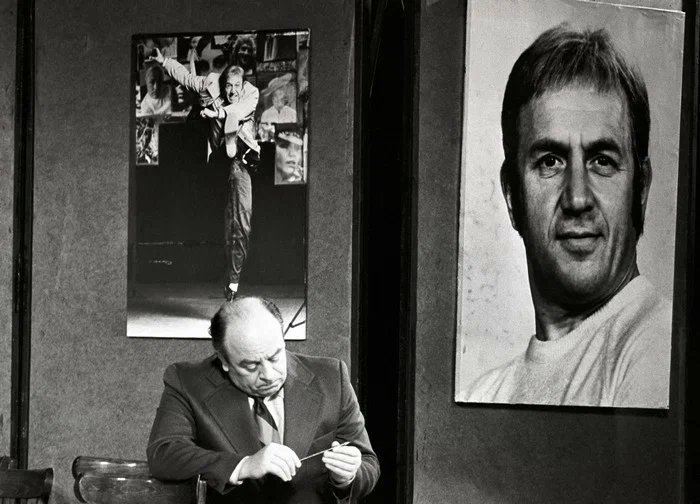 Леонид Броневой у фотопортретов актера, режиссера Льва Дурова в театре на Малой Бронной в Москве, 1977 год