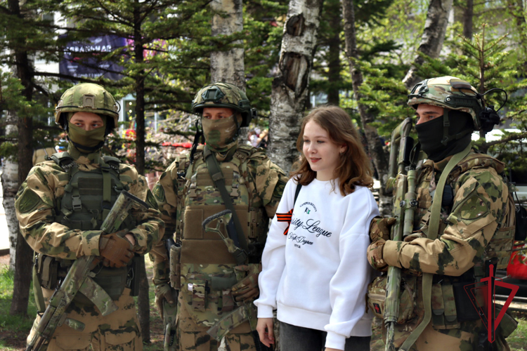 Росгвардейцы приготовили солдатскую кашу для жителей Владивостока