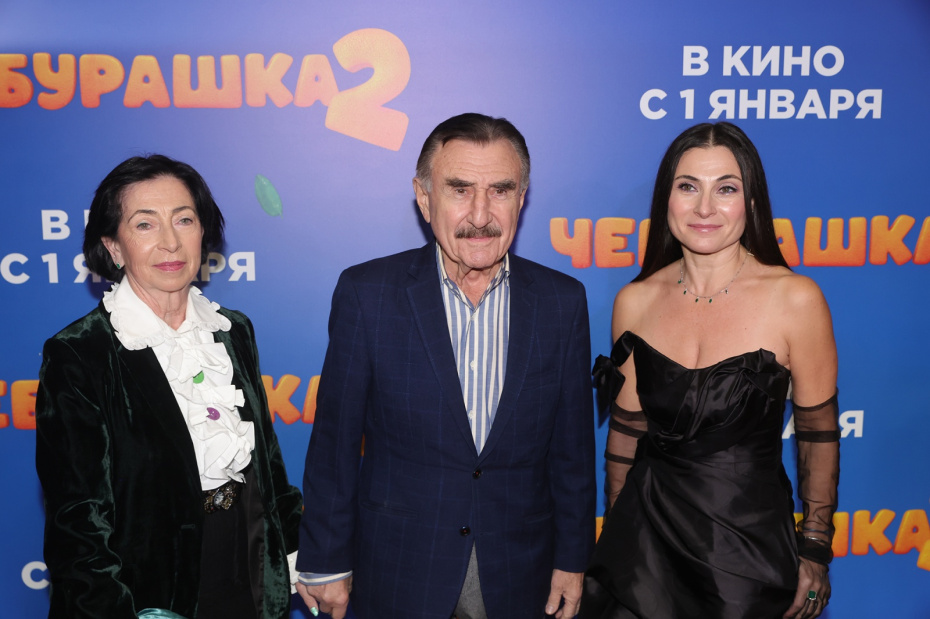 Леонид Каневский с супругой и дочерью на премьере фильма «Чебурашка-2»
