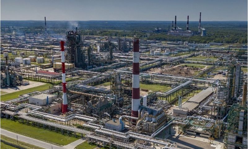 Дрон ярославль нпз. Нефтеперерабатывающий завод Ярославль. Территория НПЗ Ярославль. Ярославский нефтеперерабатывающий завод фото. Высота труб на НПЗ.