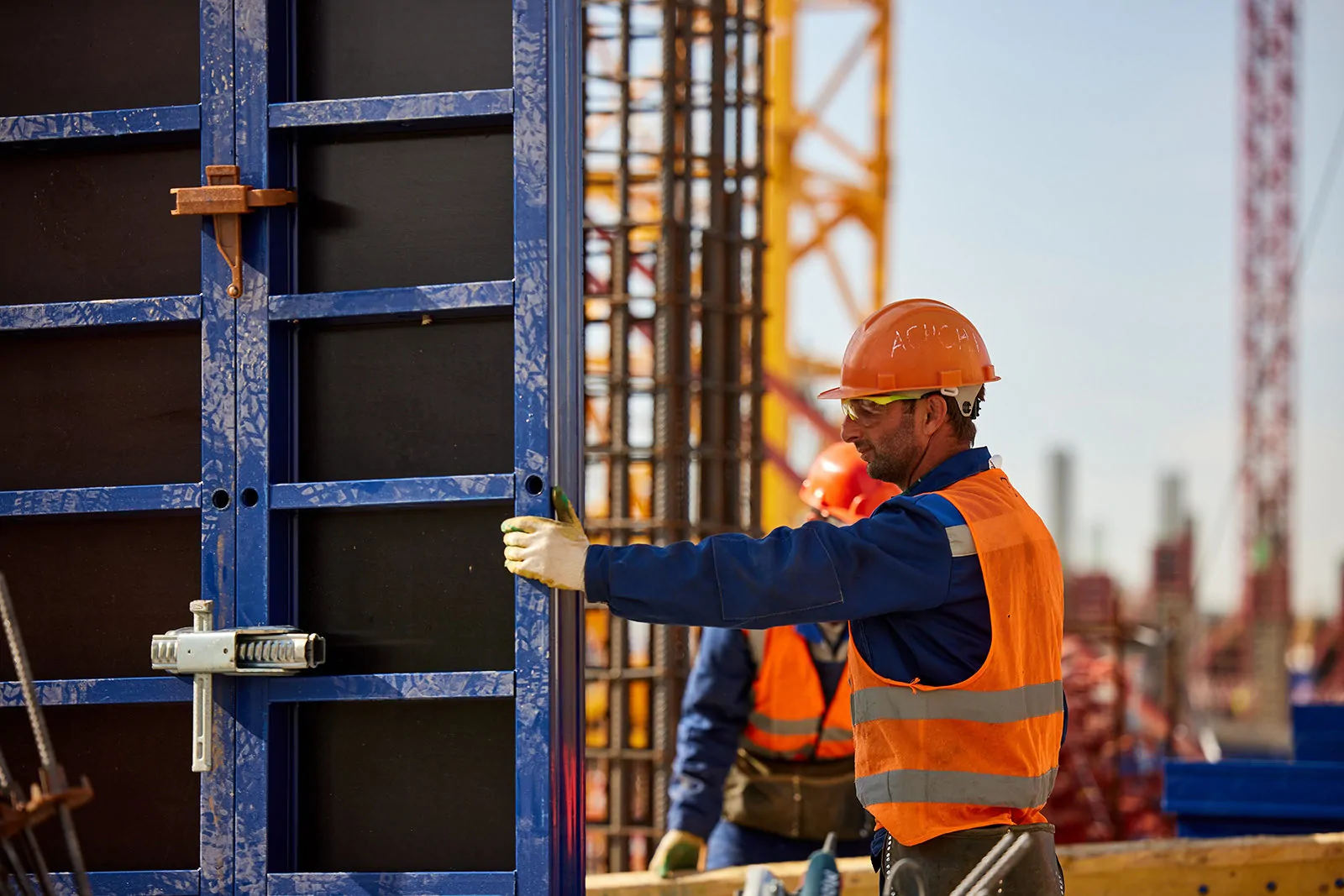 Китаец в каске. Трудовые мигранты в россии. Иностранные рабочие 2023 год. Мусофирда юрганлар. Трудовые мигранты.