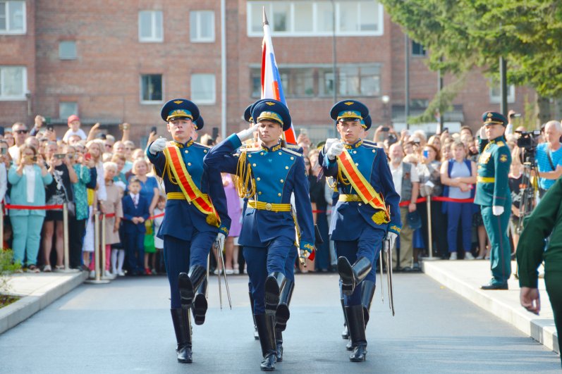 За парадом внимательно следили родители суворовцев.