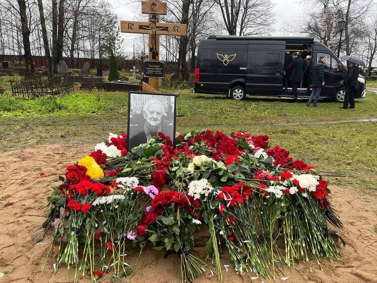В Петербурге под проливным дождём похоронили профессора и преподавателя Путина Юрия Толстого