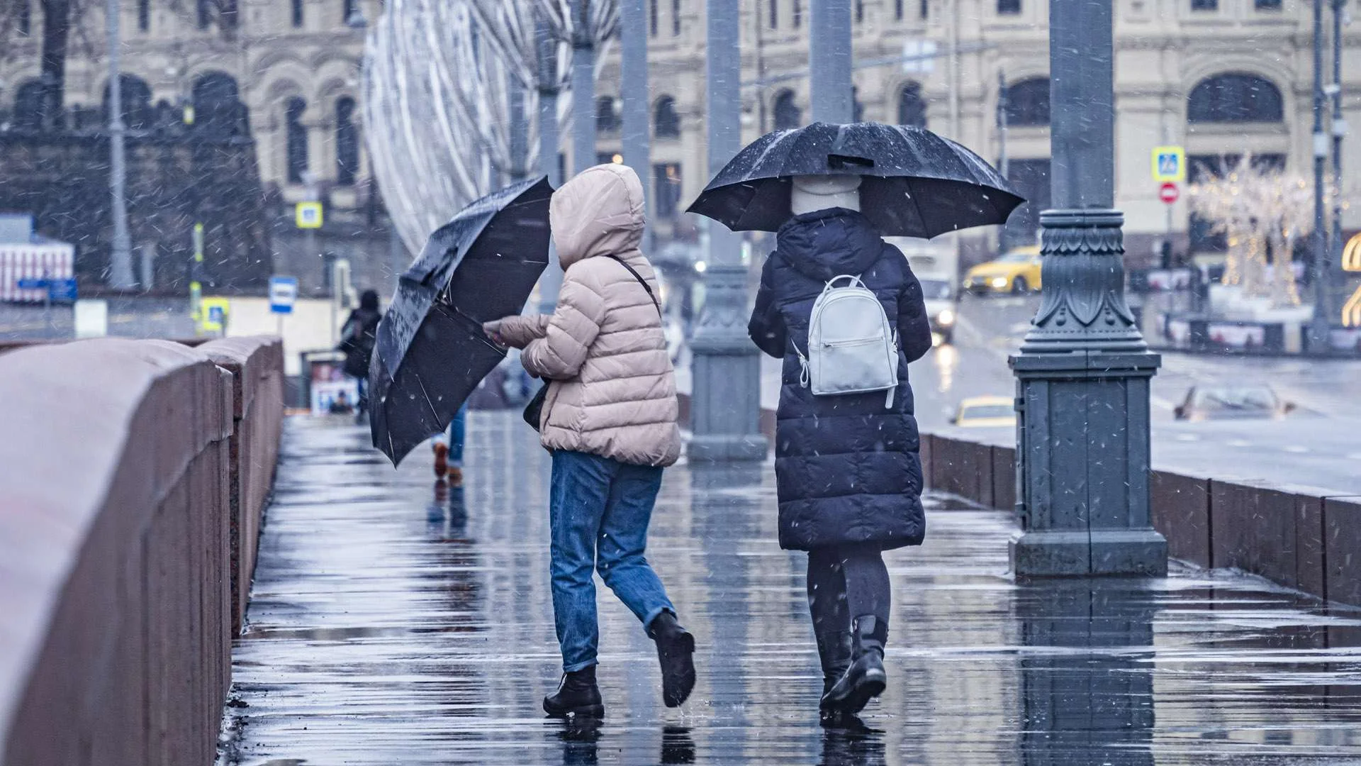 Похолодание передают. Дождик в Москве. Дождь в Москве. Снег с дождем. Дождь в Москве весной.