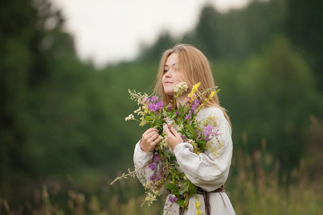 Время славянка. Славянские девушки. Славянская девочка. Фотосессия в лугах. Славянская девушка в поле.