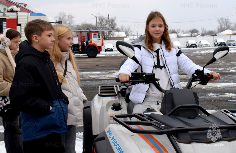 Экскурсия в пожарную часть Биробиджана: шестиклассники узнали о работе МЧС