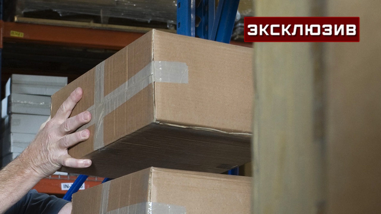 доставил коробку. коробка посылка. курьер с посылкой. упаковка посылки. распаковка посылки.