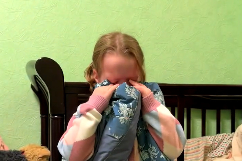 Дочка выпросила у папы. Отец просит дочь. Девушка брюнетка   дочка    выпросила   у    папы    подарок