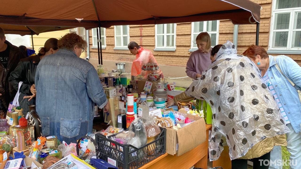 Конечно продает. 500 Тыс. Переселенцев.