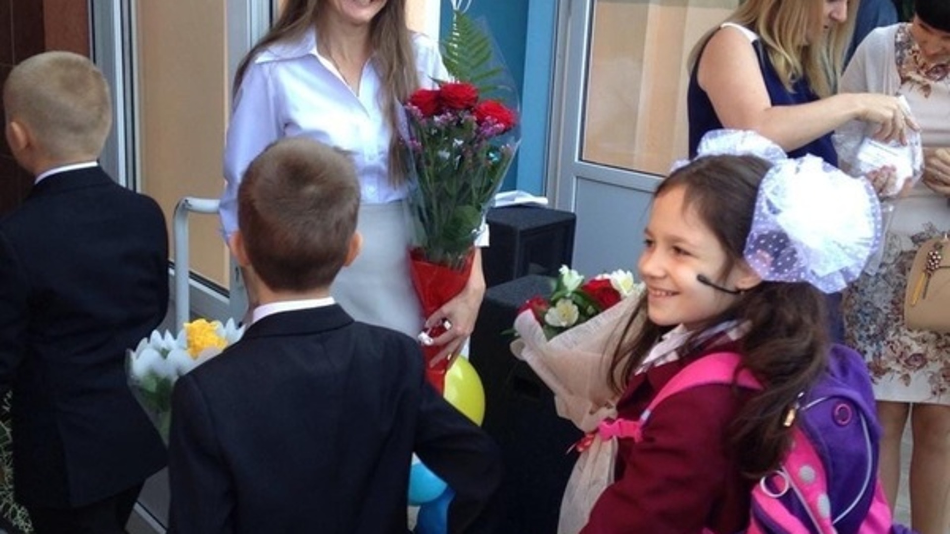 Посетили 1 сентября. Дети в школе 1 сентября. Мама ведет ребенка в школу. Цветы на первое сентября. Посетили 1 сентября.