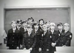 Валерий Сухих (в первом ряду) вместе с одноклассниками