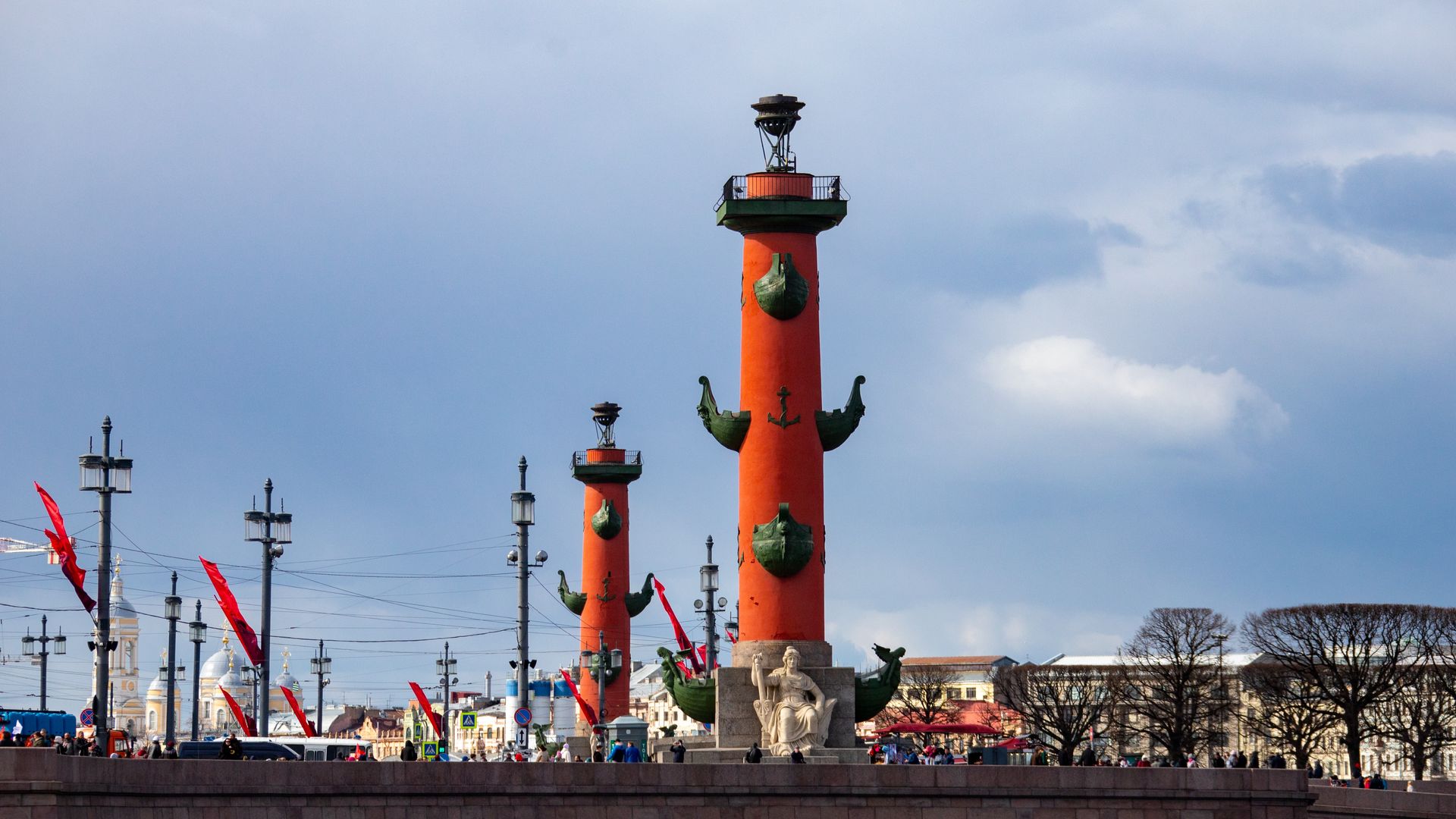 Ростральные колонны васильевский остров факелы. Ростральные колонны когда зажигают. Зажженные ростральные колонны спб. Факел ростральной колонны в санкт-петербурге. Колонна в честь юбилея.