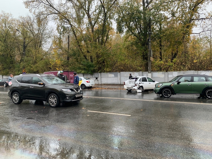 В результате ДТП в центре Твери авто оказалось на 