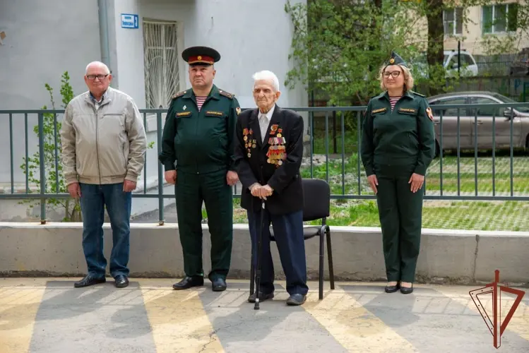 Акцию «Парад у дома ветерана» провели росгвардейцы в Свердловской области
