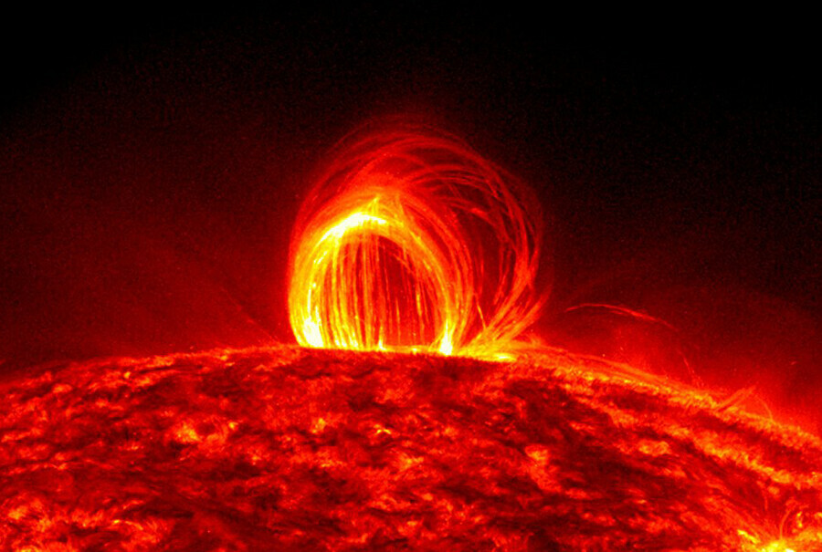 Магнитные бури сегодня в мае 2024 года. Солнечный протуберанец. Солнечные вспышки протуберанцы. Звезда протуберанцы. Корональные петли на солнце.