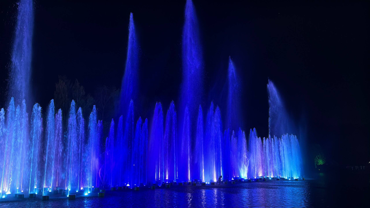 Мультимедийный фонтан в парке им. Кирова.