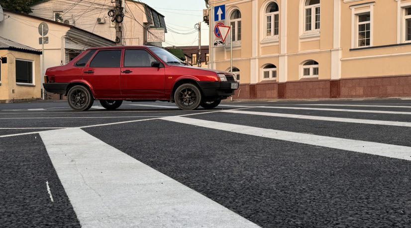 Юрист рассказал, что делать при повреждении автомобиля из-за ямы на дороге