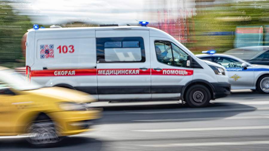 Человека грузят в скорую. Человек в машине скорой помощи. Госпитализация после дтп. Реанимационный больной в скорой помощи. Госпитализация после дтп.