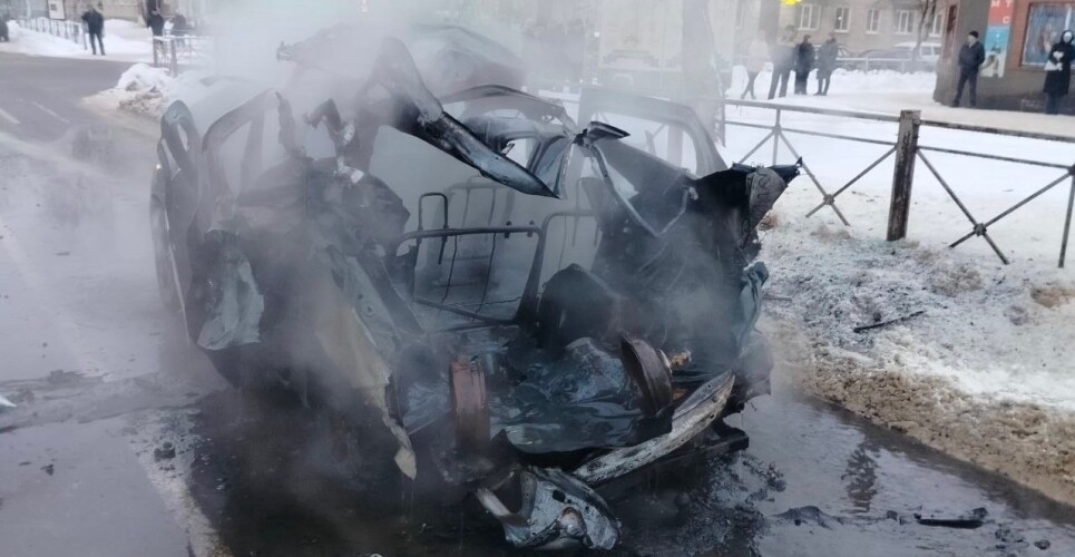Водитель взорвавшейся «на светофоре» в Старой Руссе машины не пострадал