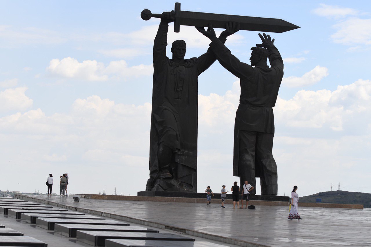 Магнитогорск снимать. Магнитогорск памятник тыл фронту 2022. Тыл фронту памятник в Челябинске. Монумент тыл фронту в Магнитогорске. Памятник Уралу в Челябинске