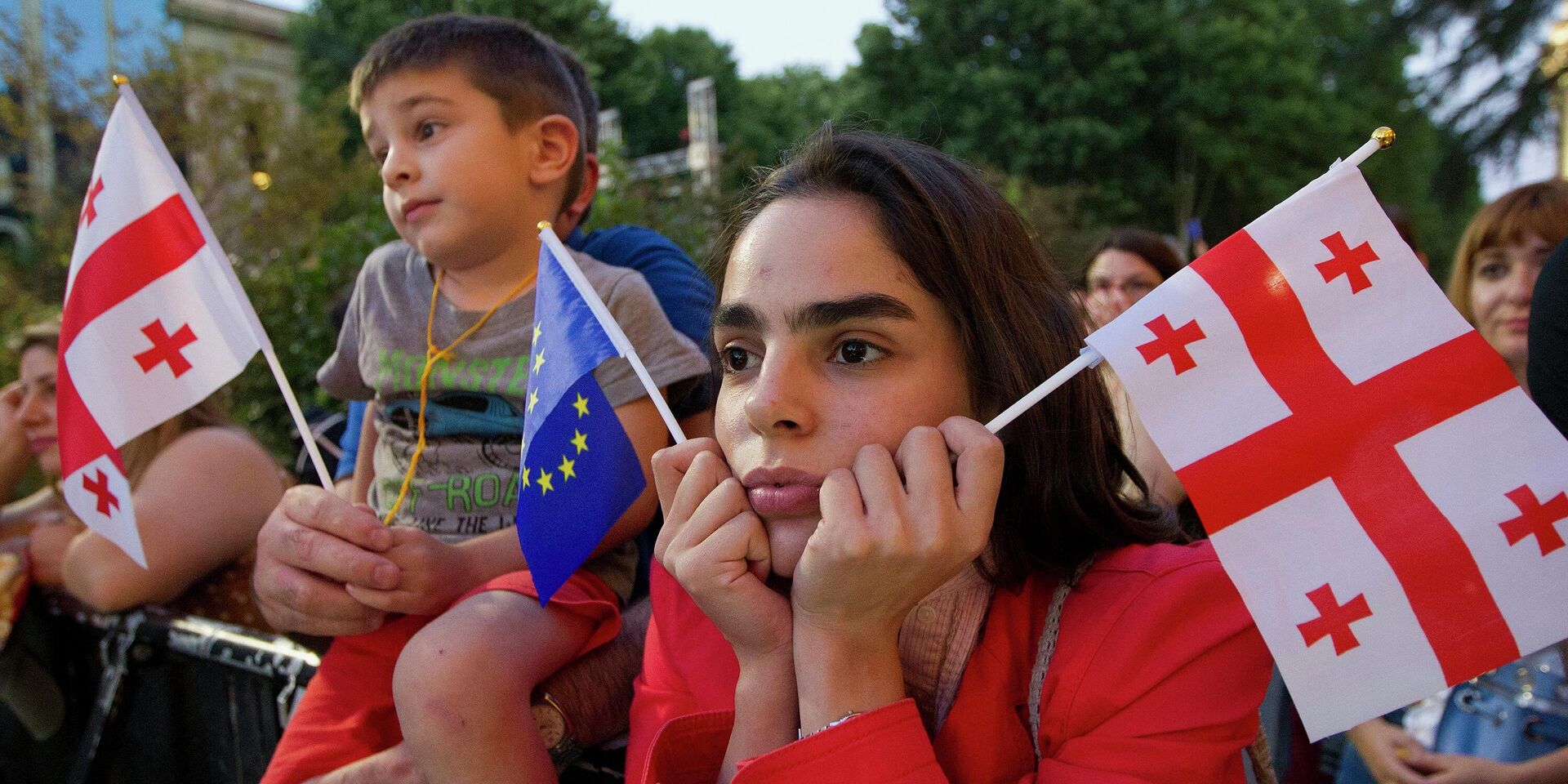 Участники антиправительственного митинга перед зданием парламента Грузии в Тбилиси. 3 июля 2022 года. - ИноСМИ, 1920, 10.09.2024