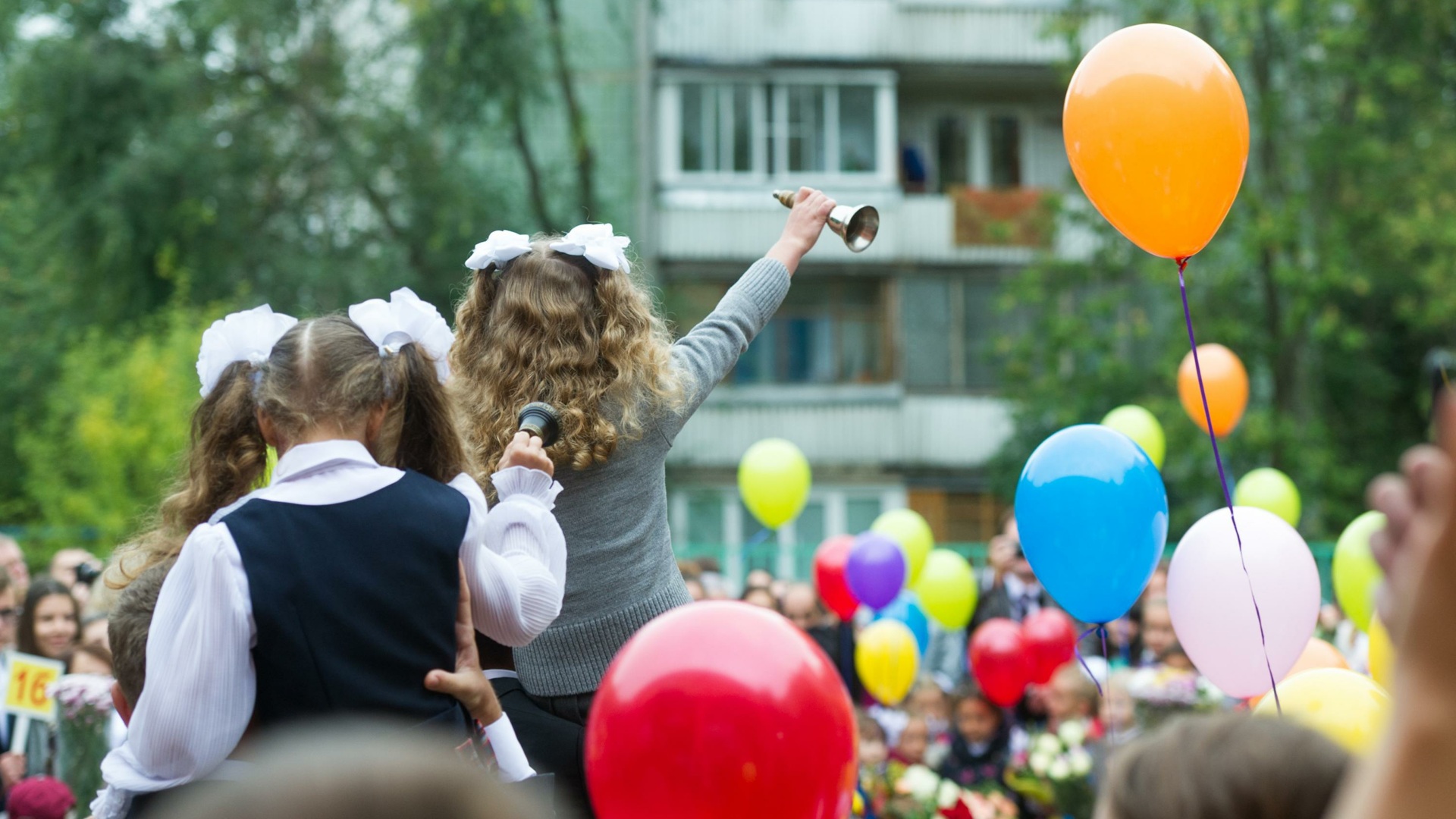 Начала школа. Начало школы. Школьные праздники в России. Школьники спины 1 сентября. Начало школы фото.