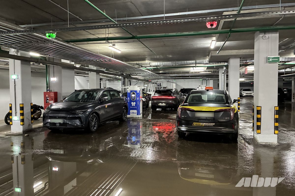 Таксисты занимают все зарядки? Что происходит на электрозаправках днем