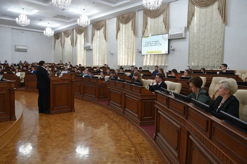 Председатель Крайизбиркома Ирина Акимова приняла участие в сессии Молодежного Парламента Алтайского края