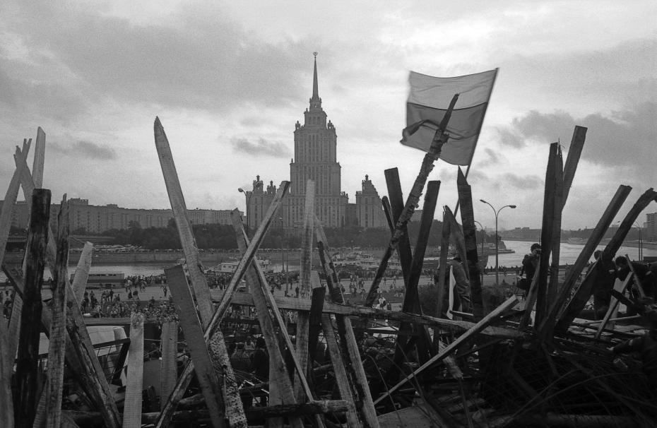 19 августа 1991 года в Москве объявлено чрезвычайное положение, в город введены войска и техника