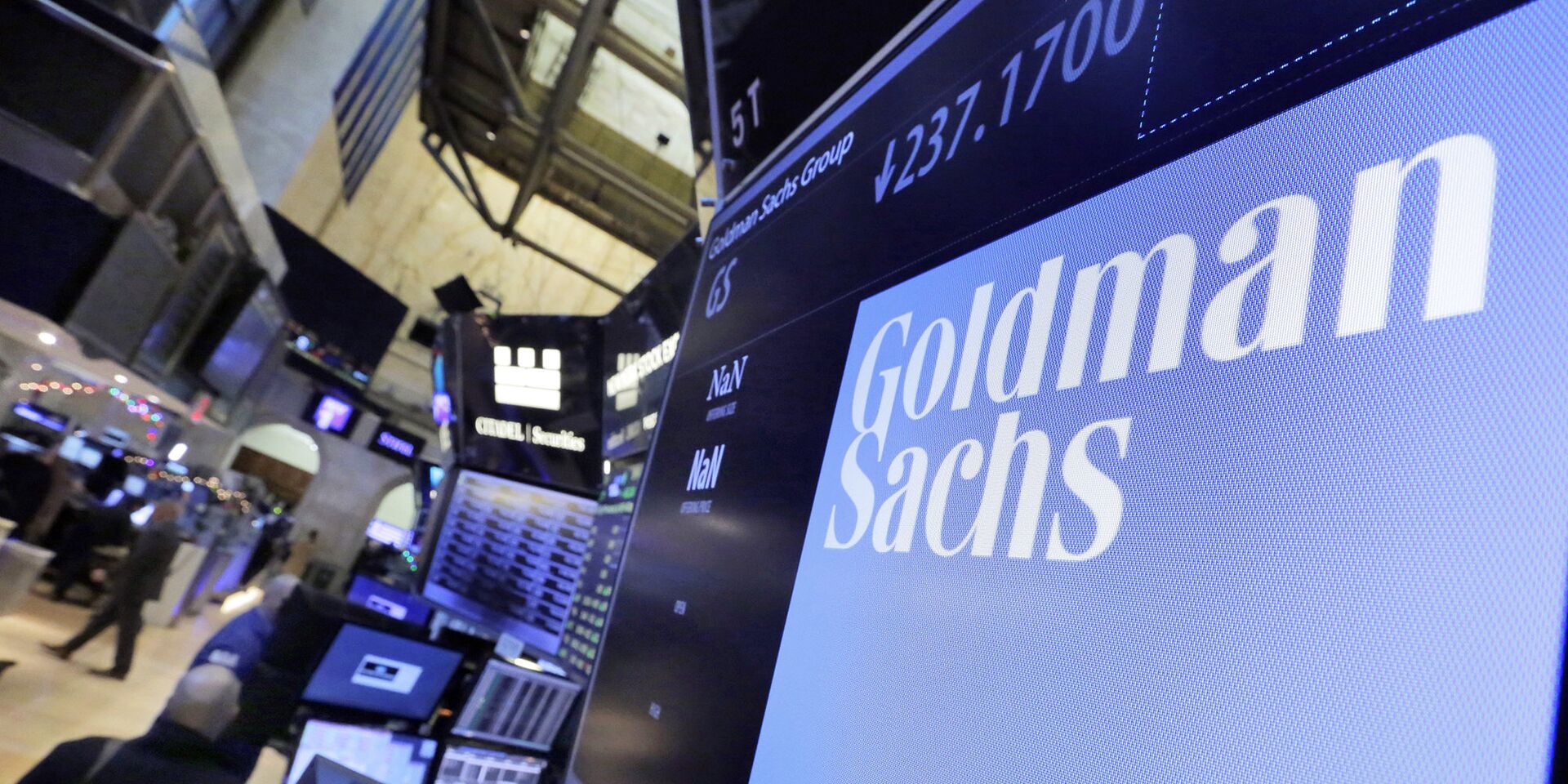 Логотип Goldman Sachs на дисплее в торговом зале Нью-Йоркской фондовой биржи - ИноСМИ, 1920, 20.06.2025
