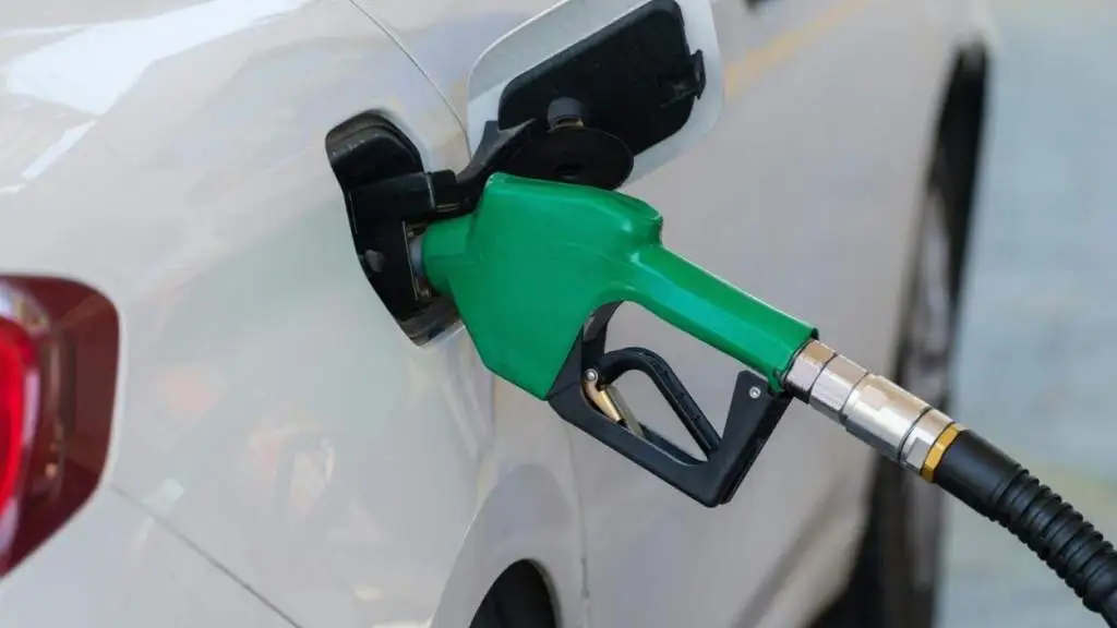 Почем заправка авто в Риге? Изменились цены на топливо в странах Балтии (ГРАФИК)