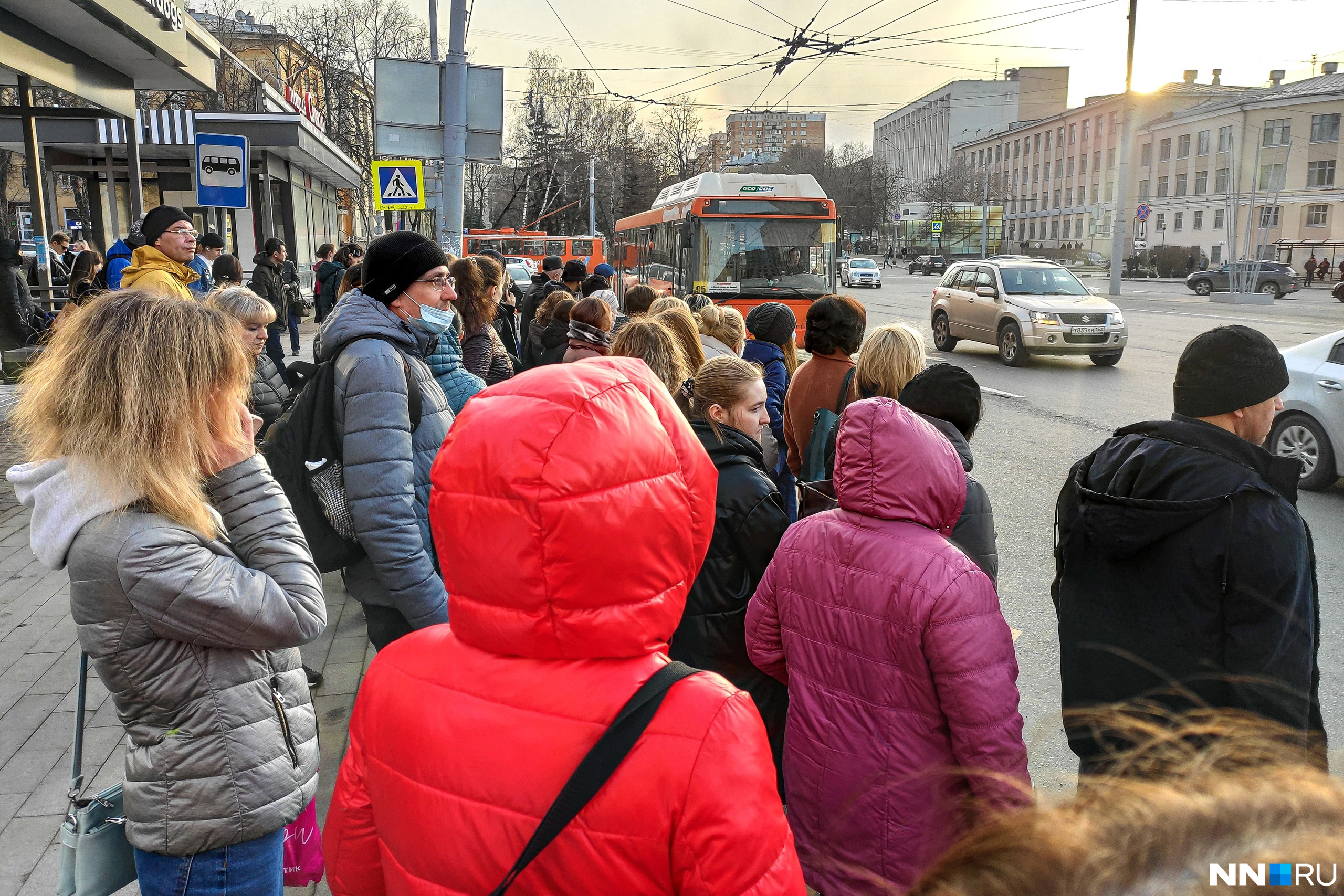 Новости нижний нижний сегодня последние. Очередь на остановку в Москве. Российский транспорт. Очереди на остановках в Питере. Нижний Новгород транспорт люди на остановке.