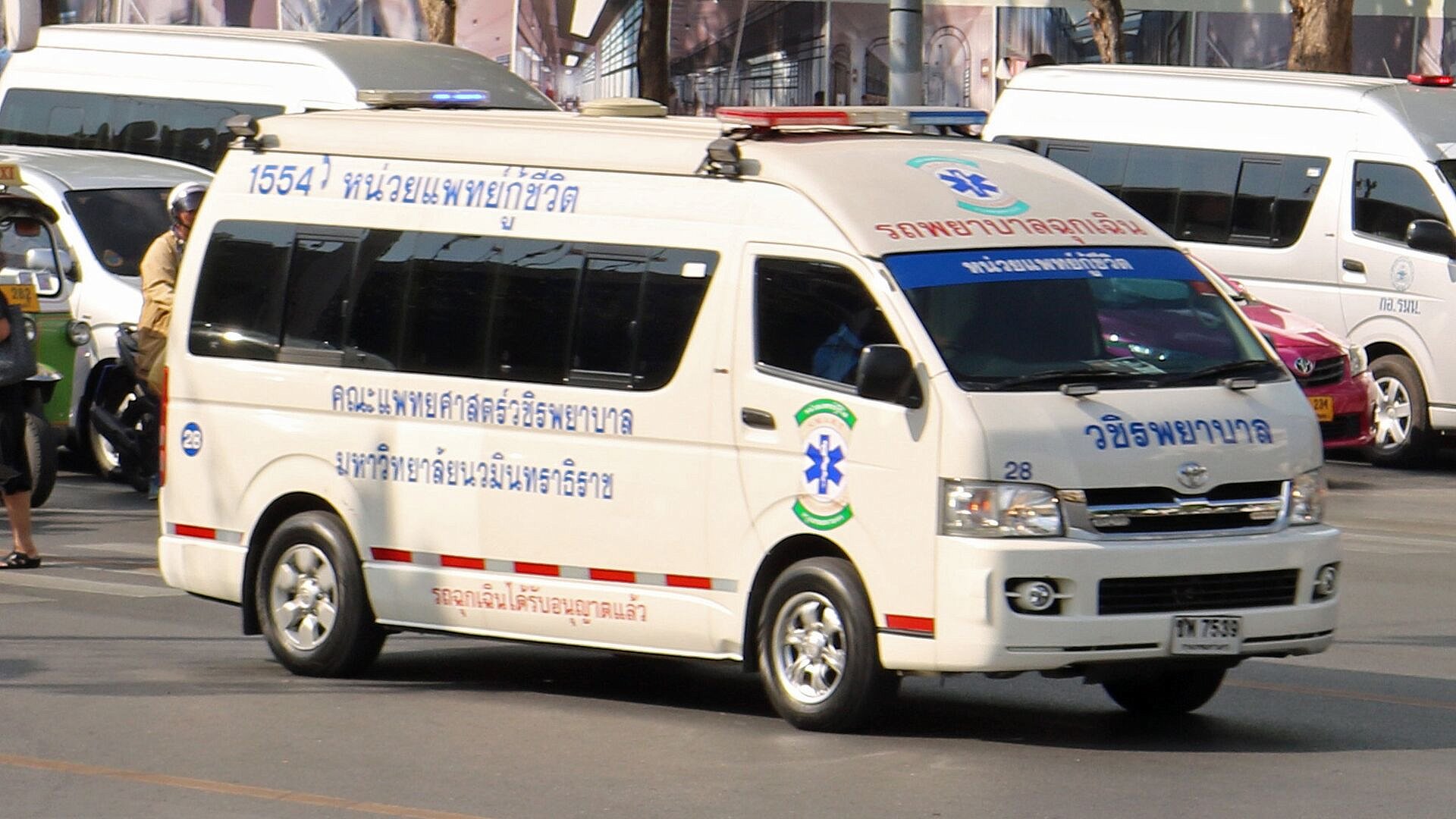 В Бангкоке при столкновении поезда с автобусом погибли восемь человек
