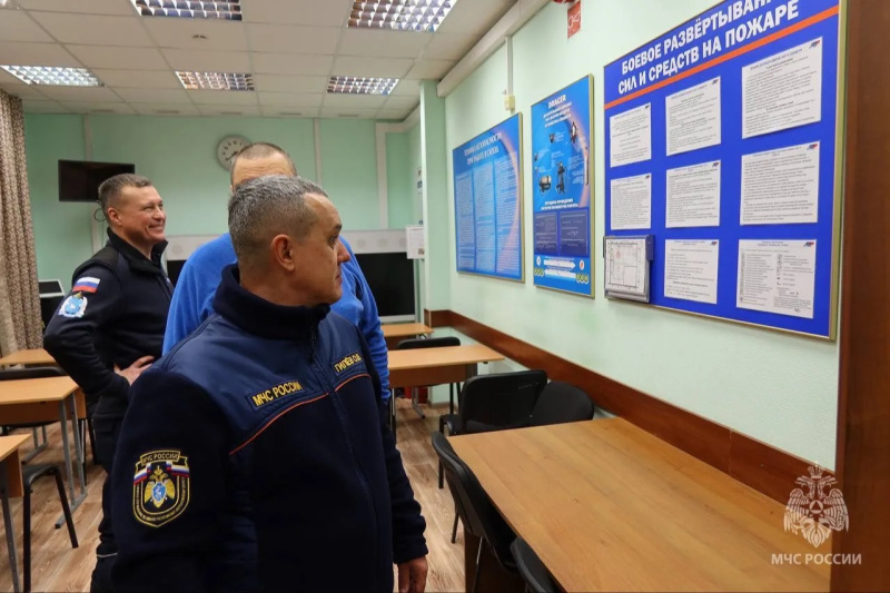 Начальник Главного управления Олег Гилёв встретился с работниками пожарно-спасательного подразделения объекта в посёлке Сабетта