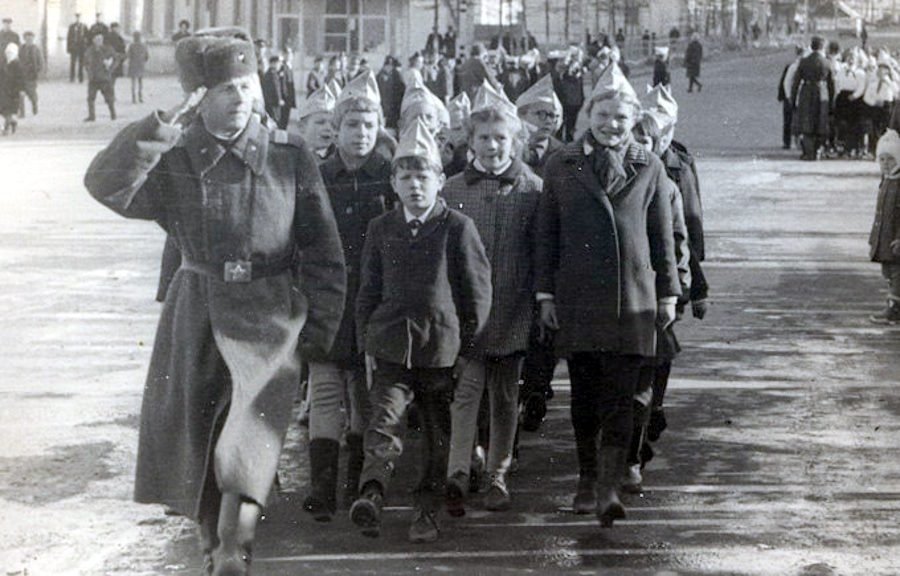 У второго огневого дивизиона, как и у других воинских частей города Магадана, была тесная связь со школьниками города Магадана. На этом снимке магаданские пионеры с шефом сержантом kolymastory.ru