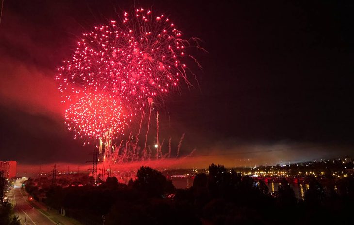 Салют 9 мая 2024 москва точки. Международный фестиваль фейерверков в Москве. Салют в Москве. Небо с салютом днём. Московский фестиваль фейерверков 2022.