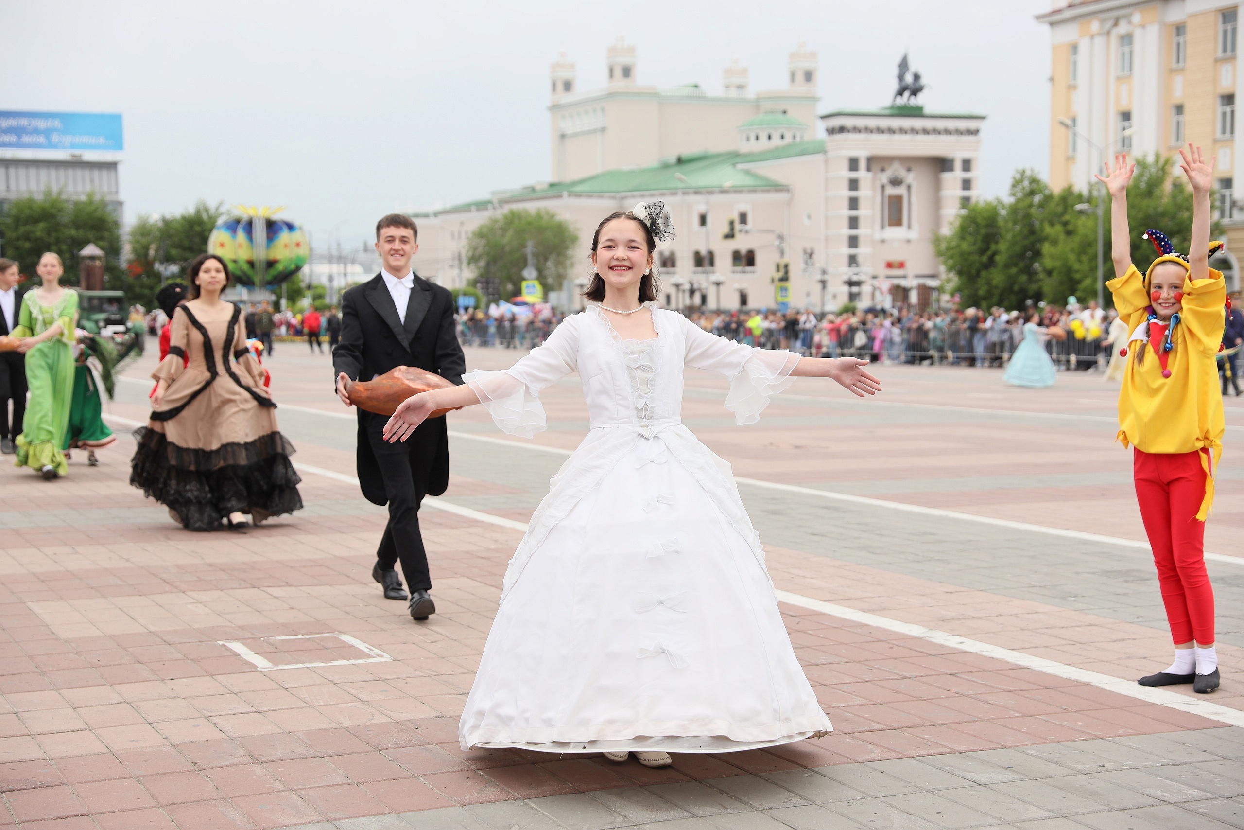 Шествие на день города. Шествие праздничной колонны. Шествие трудовых коллективов на день города Чита 2022. Праздничное шествие на день города. Курсы улан