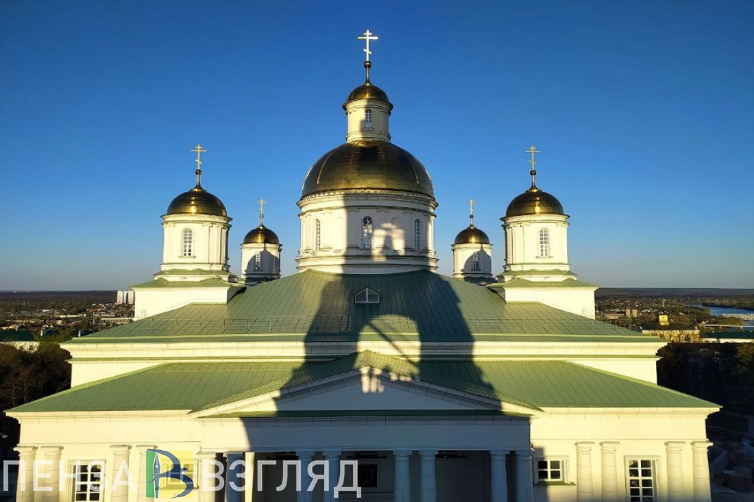 Под пенза. Спасский кафедральный собор Пенза. Кафедральный собор Пенза Спасский ночью. Кафедральный собор Пенза Карина. Кафедральный собор Пенза картина.