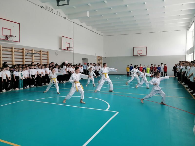 Верните спортзал. Спортивный зал в школе. Спортивный зал 18 школы. Школа 121 Калининского района спортивный зал. Спортзал в школе фото.