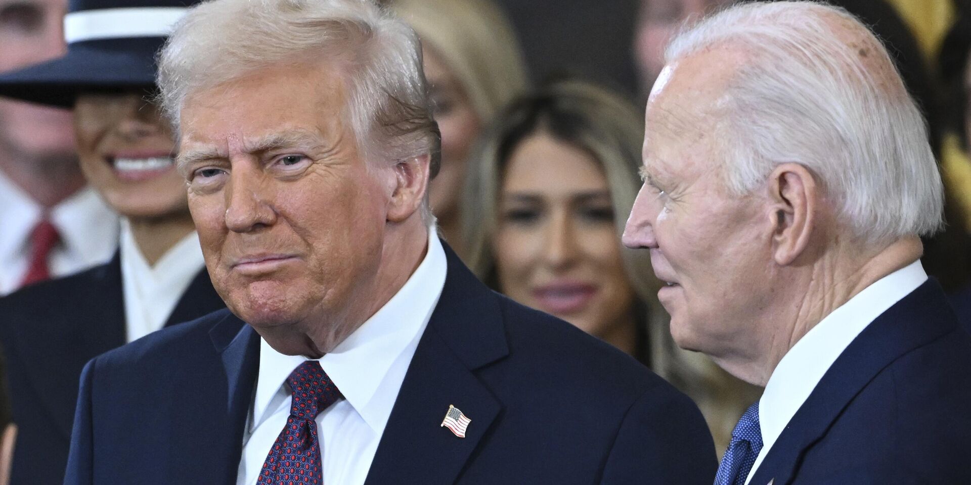 Президент Джо Байден и избранный президент Дональд Трамп перед началом президентской инаугурации в Ротонде Капитолия США в Вашингтоне, 20 января 2025 года. - ИноСМИ, 1920, 03.08.2025