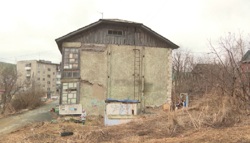 В Дегтярске не расселяют аварийный дом