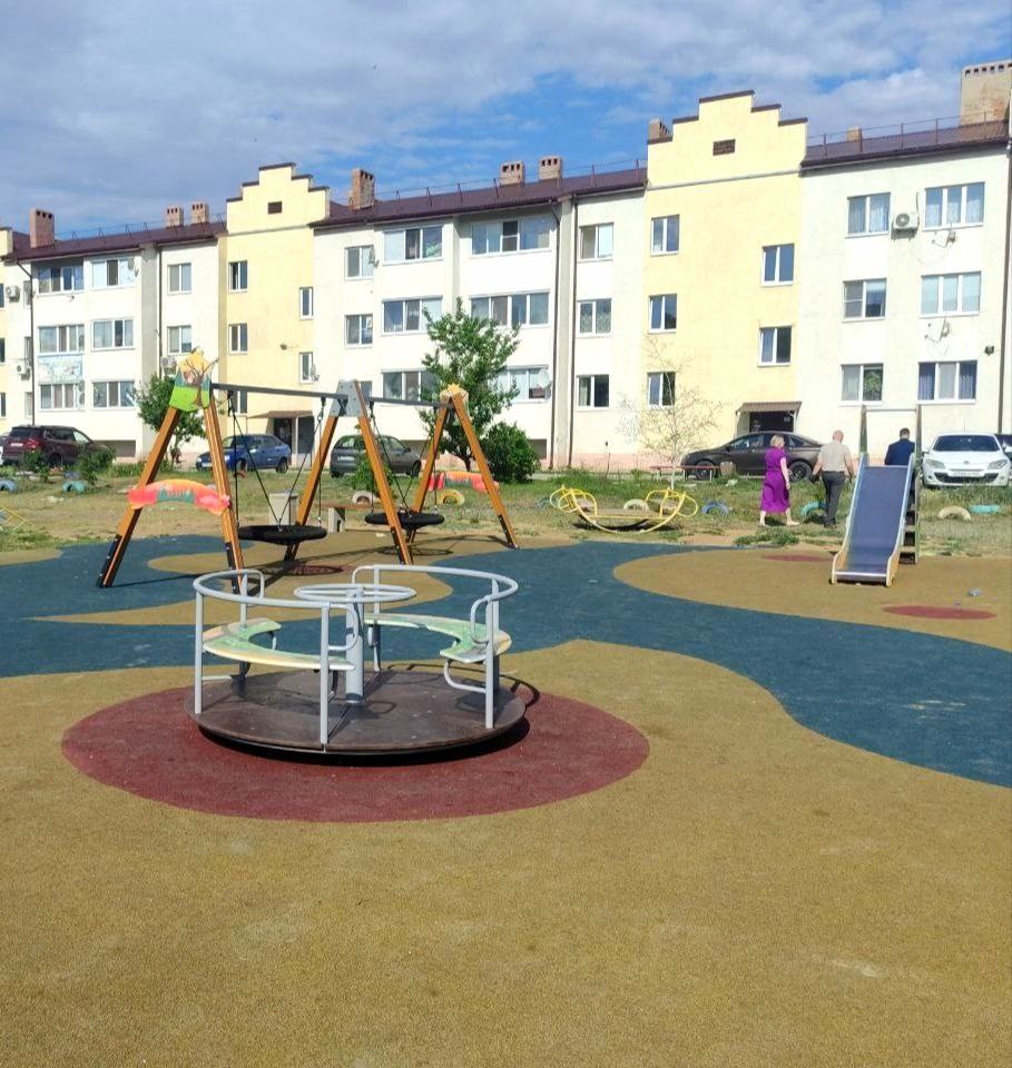 Благодаря нацпроекту в саратовских городах и поселках строят новые детские площадки