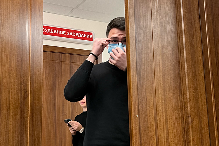 Эмиль Шарапов ни дня не работал, а зарплатную карту, которую оформил при трудоустройстве, передал старшему брату, даже не знает, сколько денег туда приходило
