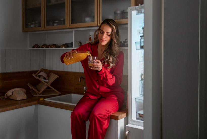 Девушка ест ночью