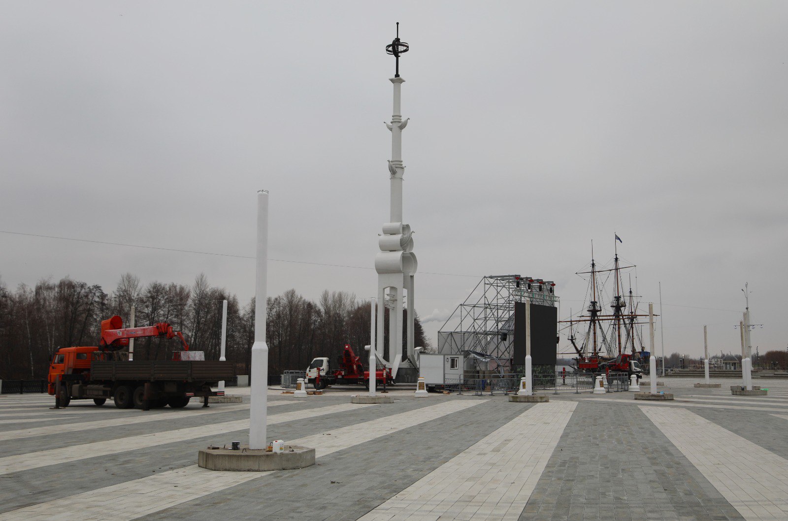 Каток на адмиралтейской площади воронеж фото На Адмиралтейской площади в Воронеже начали подготовку к монтажу катка Новости