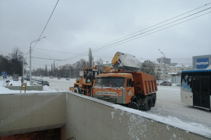 Снегопады 2023. Уборка снега. Уборка снега в Уфе. Сугробы в Уфе. Дорога от снега.