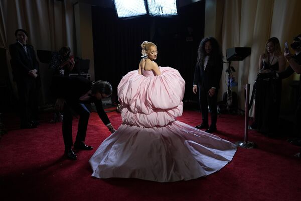 Певица Ариана Гранде на "Оскаре" напомнила розовое облако. Ее платье от Giambattista Valli было приталенным, а плечи полуобнажены, позади же за Гранде "следовал" пышный зефирно-розовый шлейф. - Sputnik Казахстан