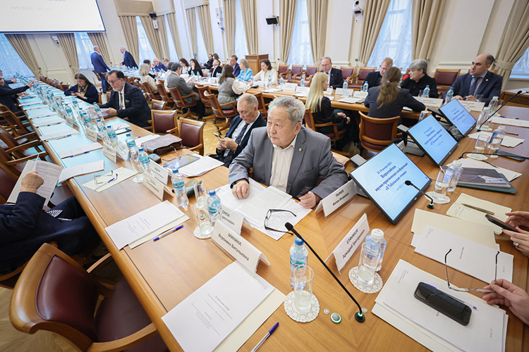 Академик РАН, доктор географических наук, бывший сенатор Альберт Тулохонов напомнил о великих стройках прошлого — от царских времен до советских пятилеток, когда решения принимались на месте, с привлечением всех ресурсов и специалистов