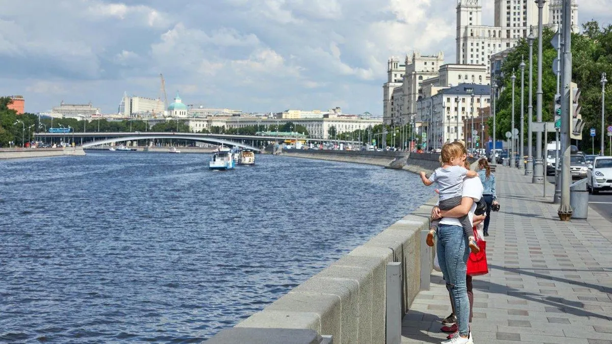 Прогулки по москве реке с детьми. Новоспасский мост вечером. Речной москва. Теплоходная прогулка москва. Индивидуальные экскурсии по москве.