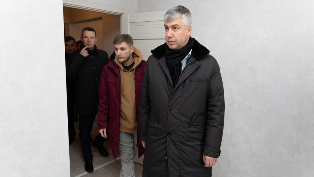 В Ростове детям-сиротам вручили ключи от новых 34 квартир